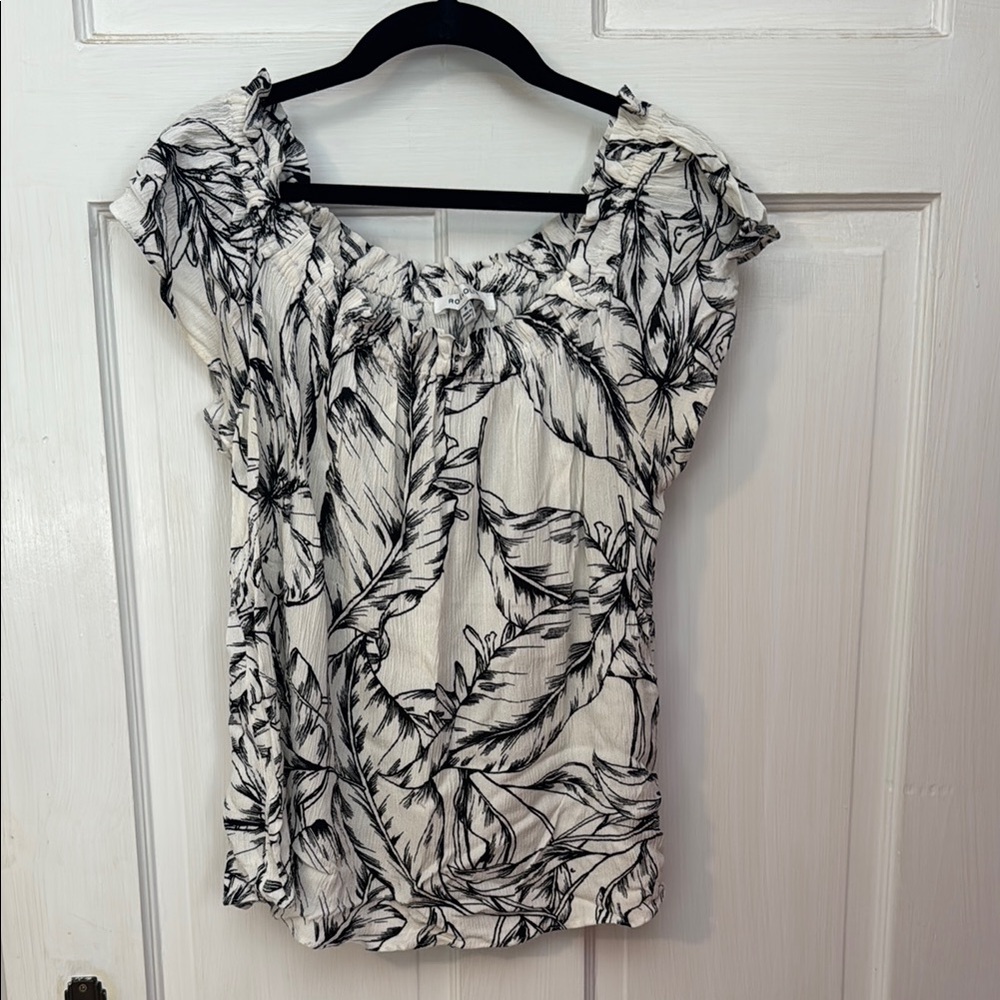 Rose + Olive Women's Short Sleeve Black/White Floral Shirt Size Medium